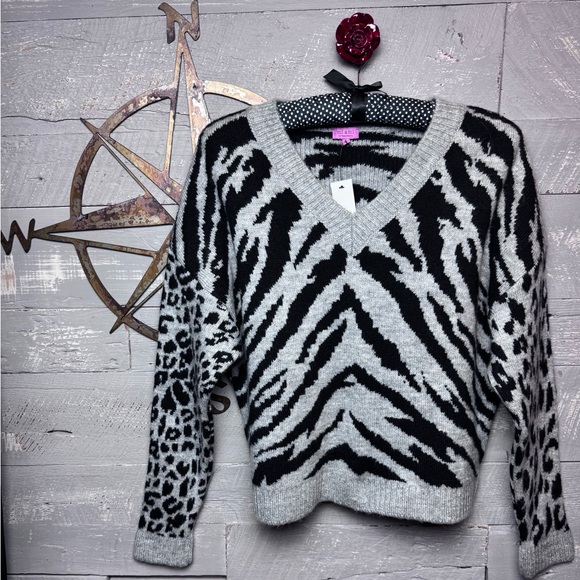 🔥 New Francesca’s animal print V-neck pullover sweater. - Picture 5 of 6